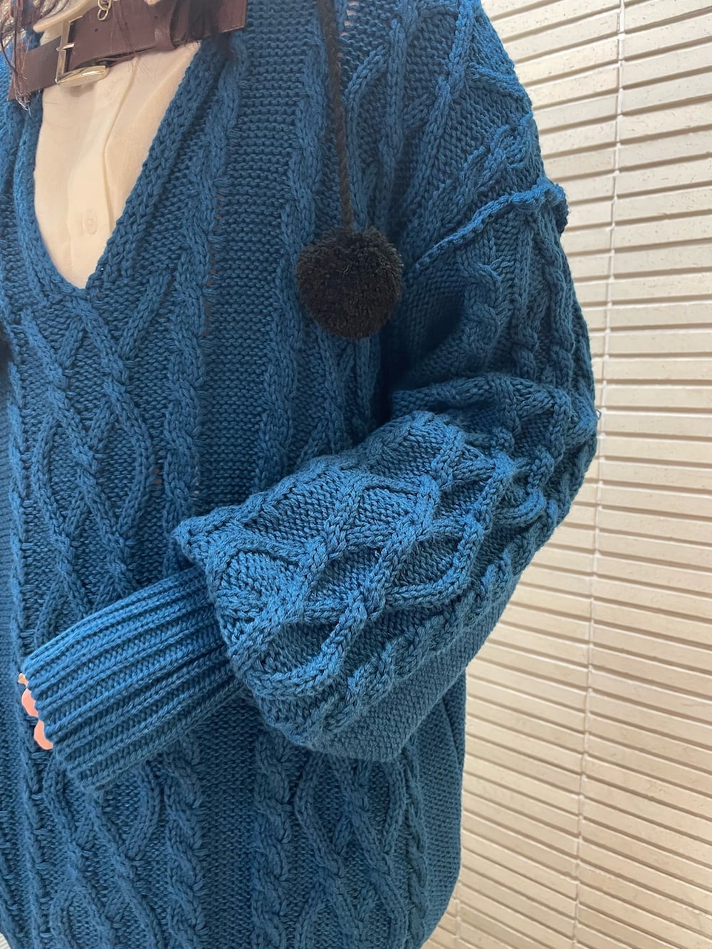 ブルー系のニット/セーター、ホワイト系のシャツ/ブラウス、ホワイト系のトートバッグを着用したレディースの冬コーディネートの7枚目の写真