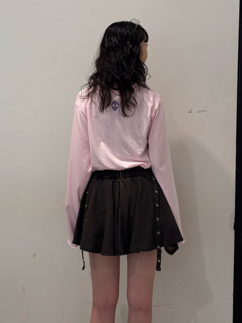 ピンク系のTシャツ/カットソー、ブラック系のデニムスカート、ブラック系のブーツを着用したレディースの夏コーディネートの3枚目の写真