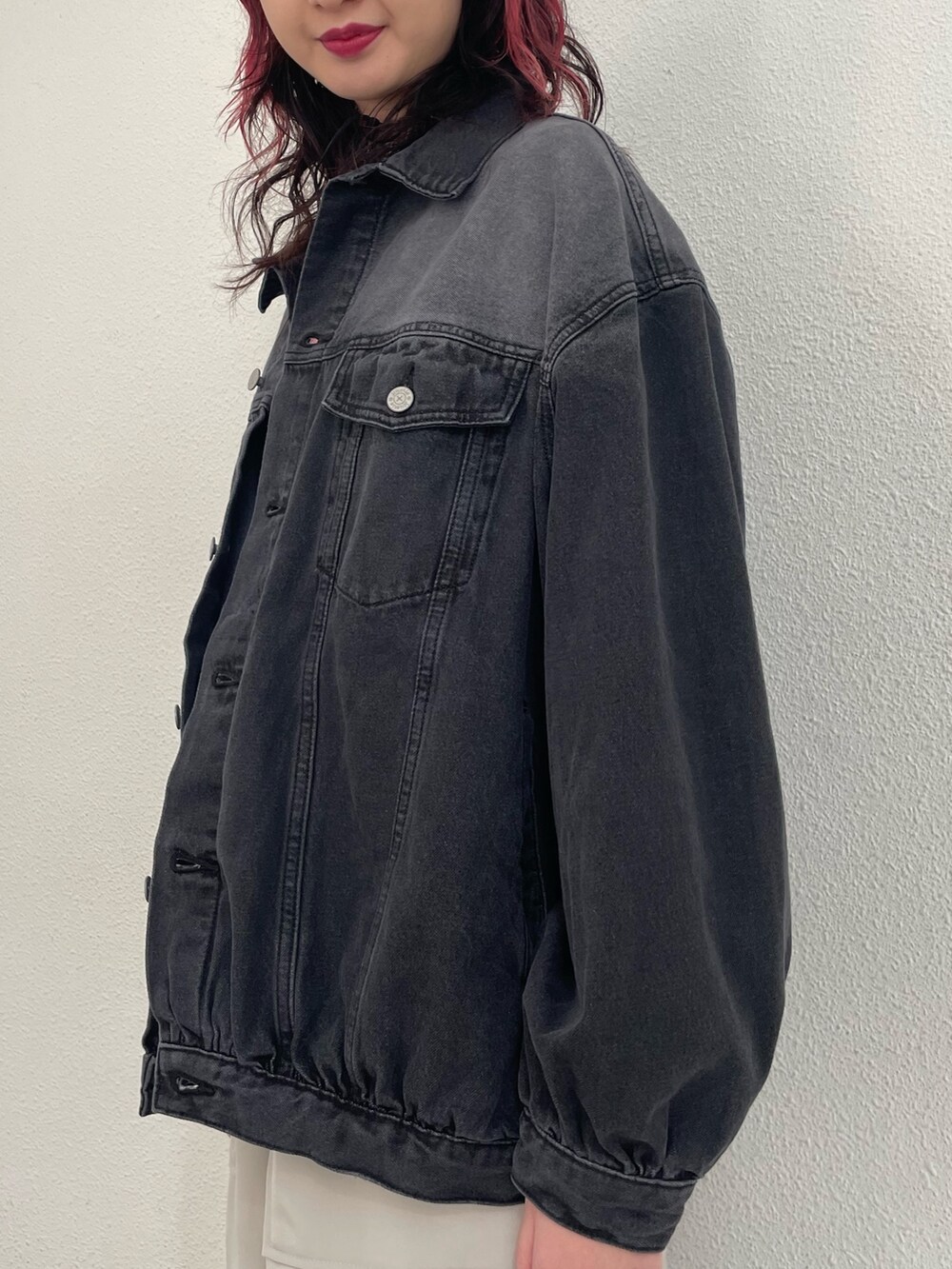 ホワイト系のその他パンツ、ブラック系のその他シューズ、ブルー系のニット/セーターを着用したレディースの春コーディネートの9枚目の写真