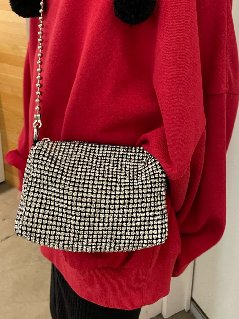 ブラック系のスカート、ブラック系のブーツ、レッド系のTシャツ/カットソーを着用したレディースの秋コーディネートの8枚目の写真