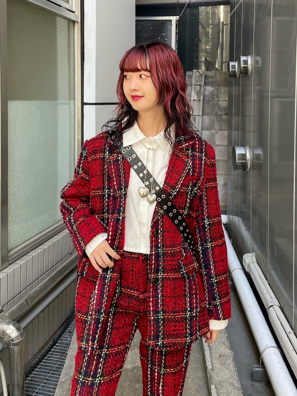 ホワイト系のシャツ/ブラウス、レッド系のテーラードジャケット、ブラック系のボストンバッグを着用したレディースの秋コーディネートの4枚目の写真