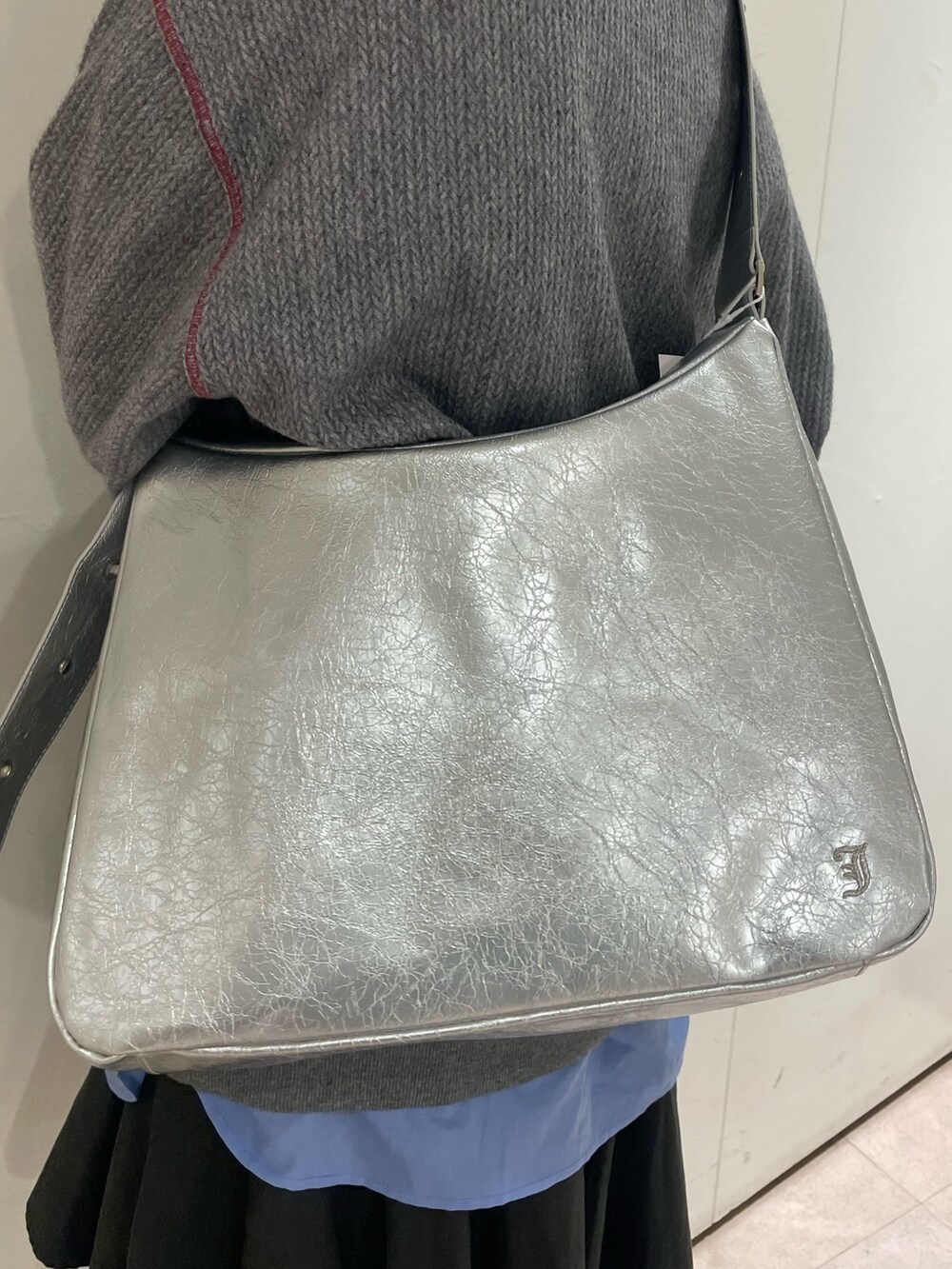 グレー系のTシャツ/カットソー、ブルー系のシャツ/ブラウス、ブラック系のスカートを着用したレディースの冬コーディネートの8枚目の写真