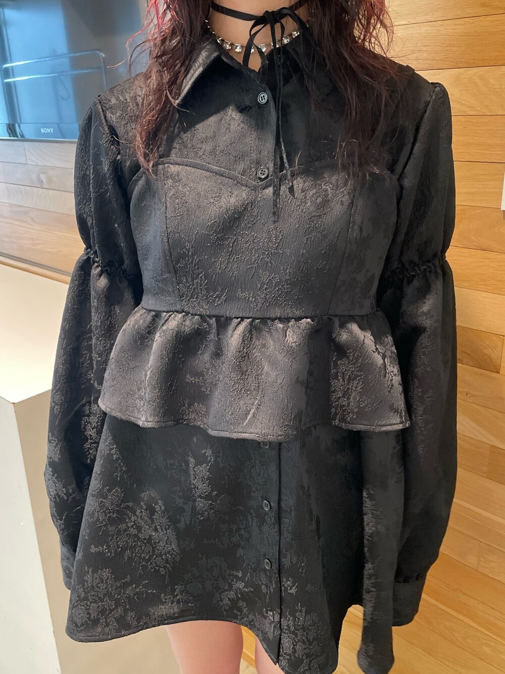 ブラック系のシャツ/ブラウス、ブラック系のブーツ、ブラック系のネックレスを着用したレディースの冬コーディネートの6枚目の写真