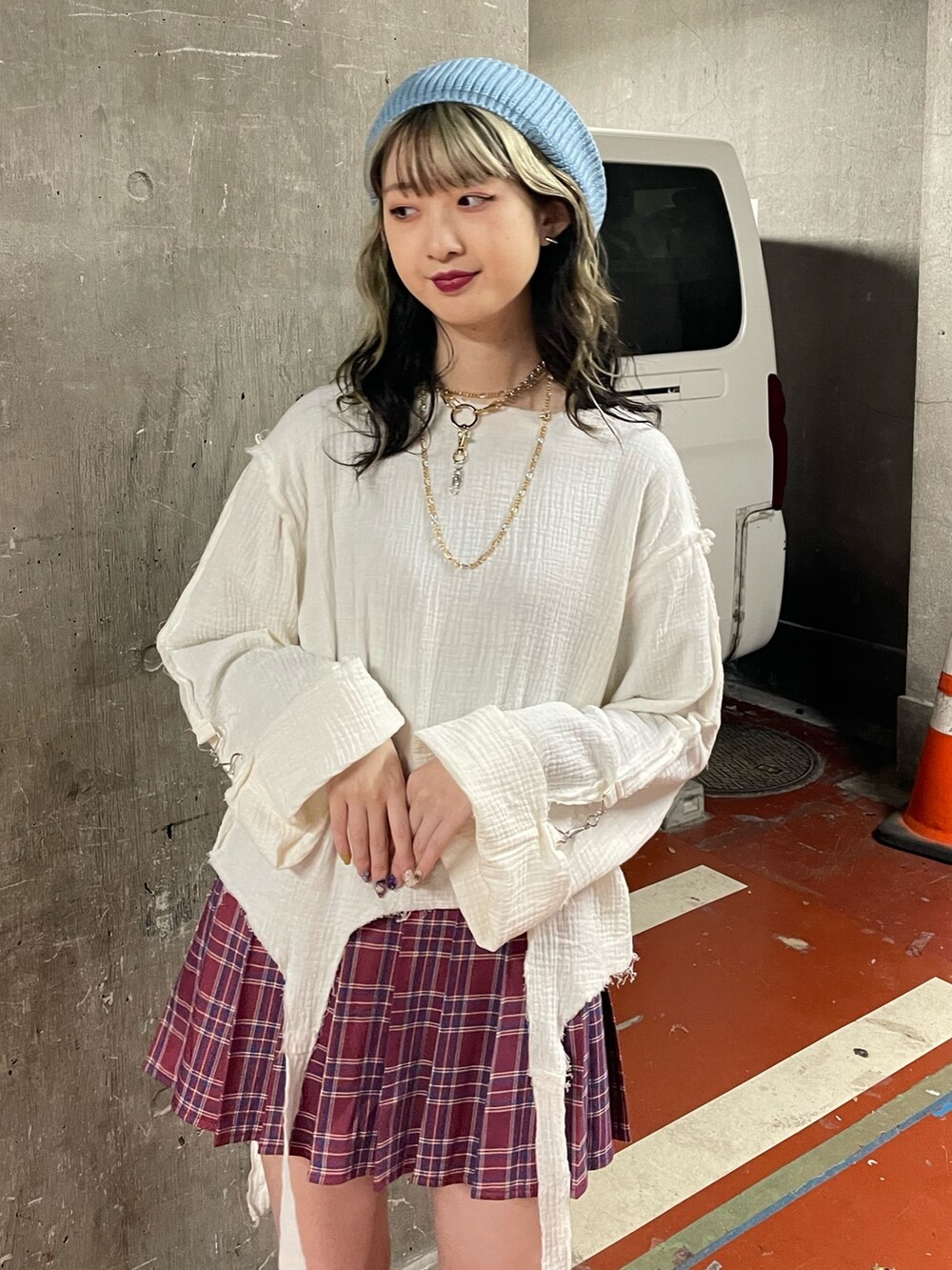 ピンク系のスカート、ホワイト系のシャツ/ブラウス、ブラック系のブーツを着用したレディースの冬コーディネートの4枚目の写真