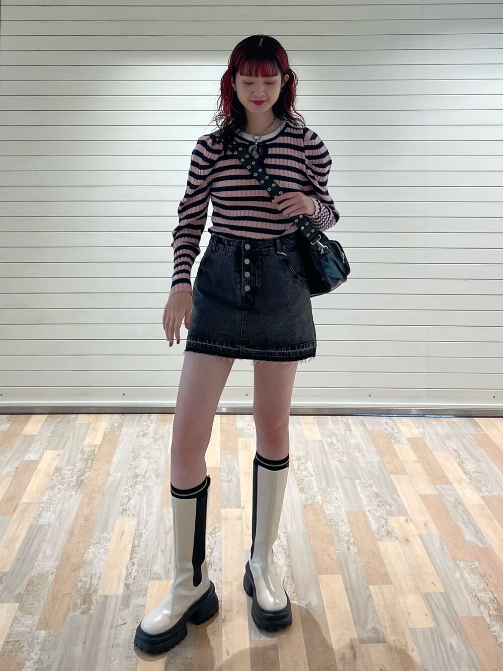 ピンク系のニット/セーター、ホワイト系のタンクトップ、ブラック系のボストンバッグを着用したレディースの冬コーディネートの2枚目の写真