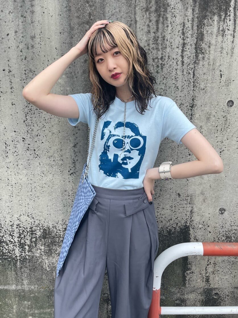 その他のトートバッグ、ブルー系のTシャツ/カットソー、グレー系のその他パンツを着用したレディースの春コーディネートの3枚目の写真