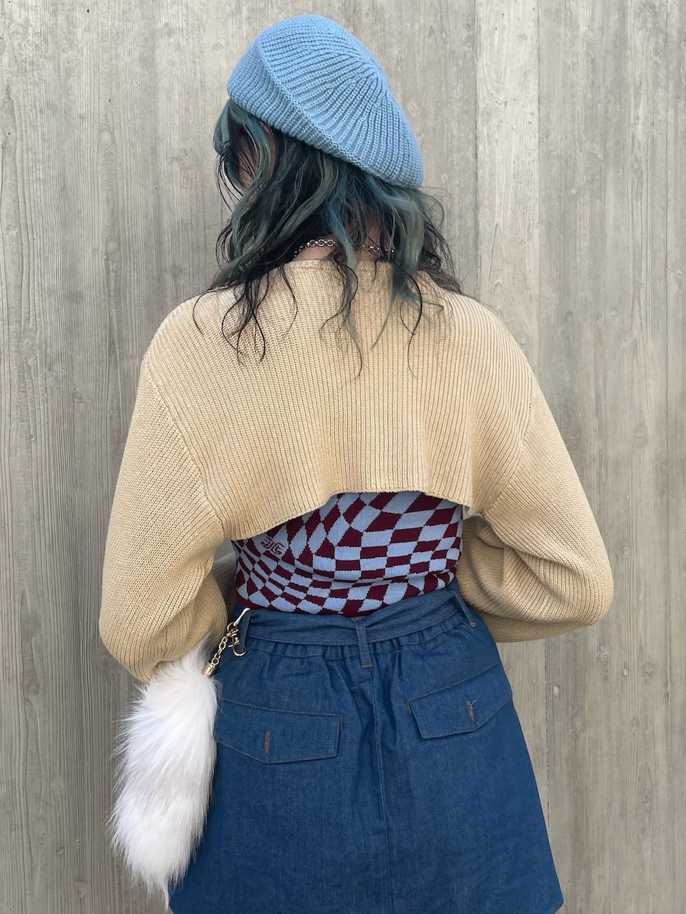 ベージュ系のニット/セーター、ブルー系のその他パンツ、ブラック系のブーツを着用したレディースの冬コーディネートの7枚目の写真