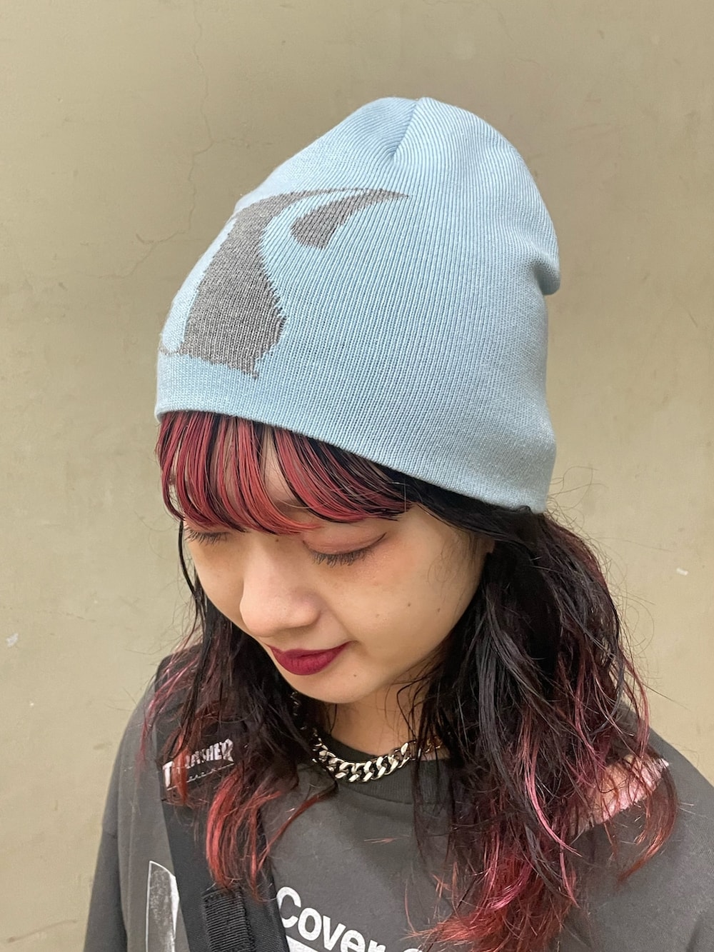 ブラック系のTシャツ/カットソー、ホワイト系のスカート、ブラック系のバックパック/リュックを着用したレディースの夏コーディネートの8枚目の写真