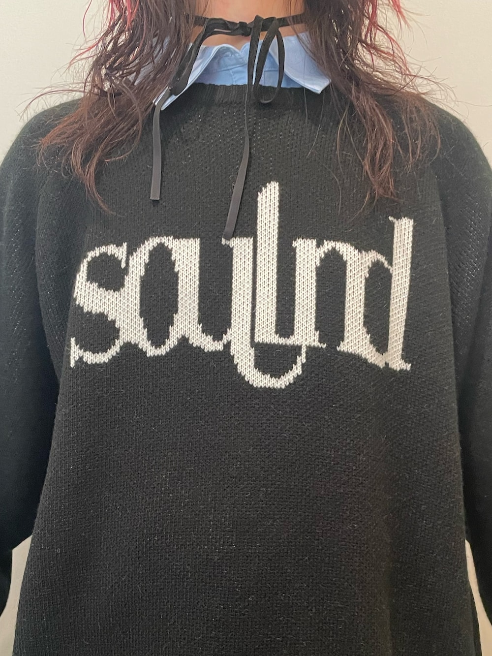 ブルー系のシャツ/ブラウス、ブラック系のニット/セーター、ブラック系のスカートを着用したレディースの冬コーディネートの5枚目の写真