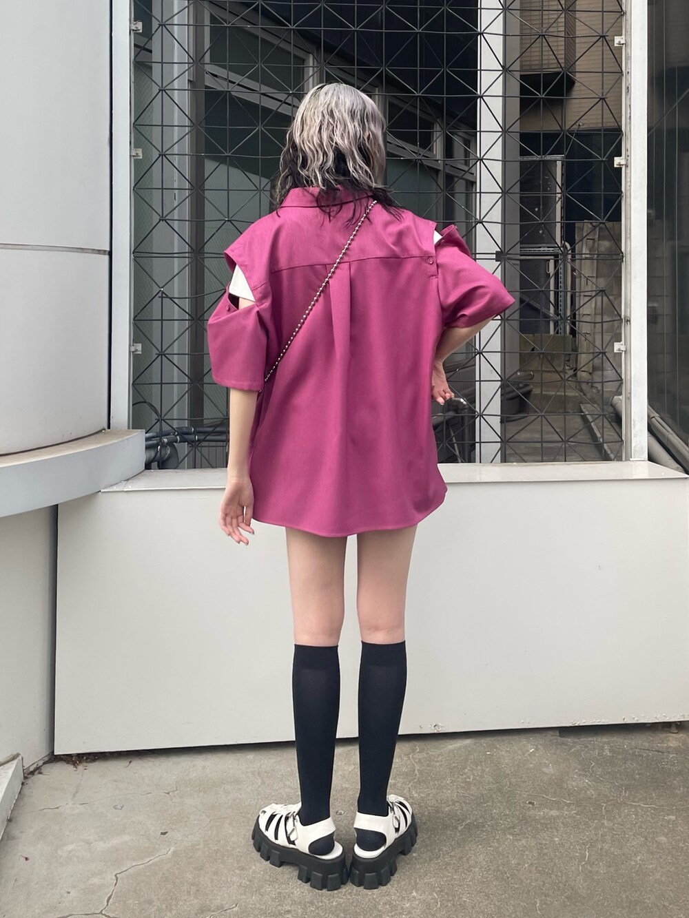ピンク系のシャツ/ブラウス、ホワイト系のTシャツ/カットソー、ブラック系のデニムパンツを着用したレディースの春コーディネートの3枚目の写真