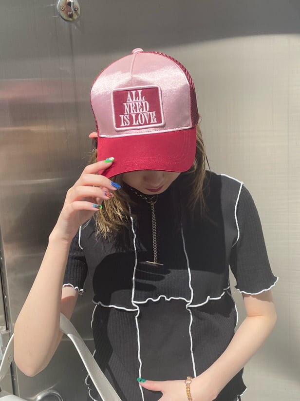 ブラック系のスカート、ブラック系のTシャツ/カットソー、シルバー系のネックレスを着用したレディースの春コーディネートの8枚目の写真