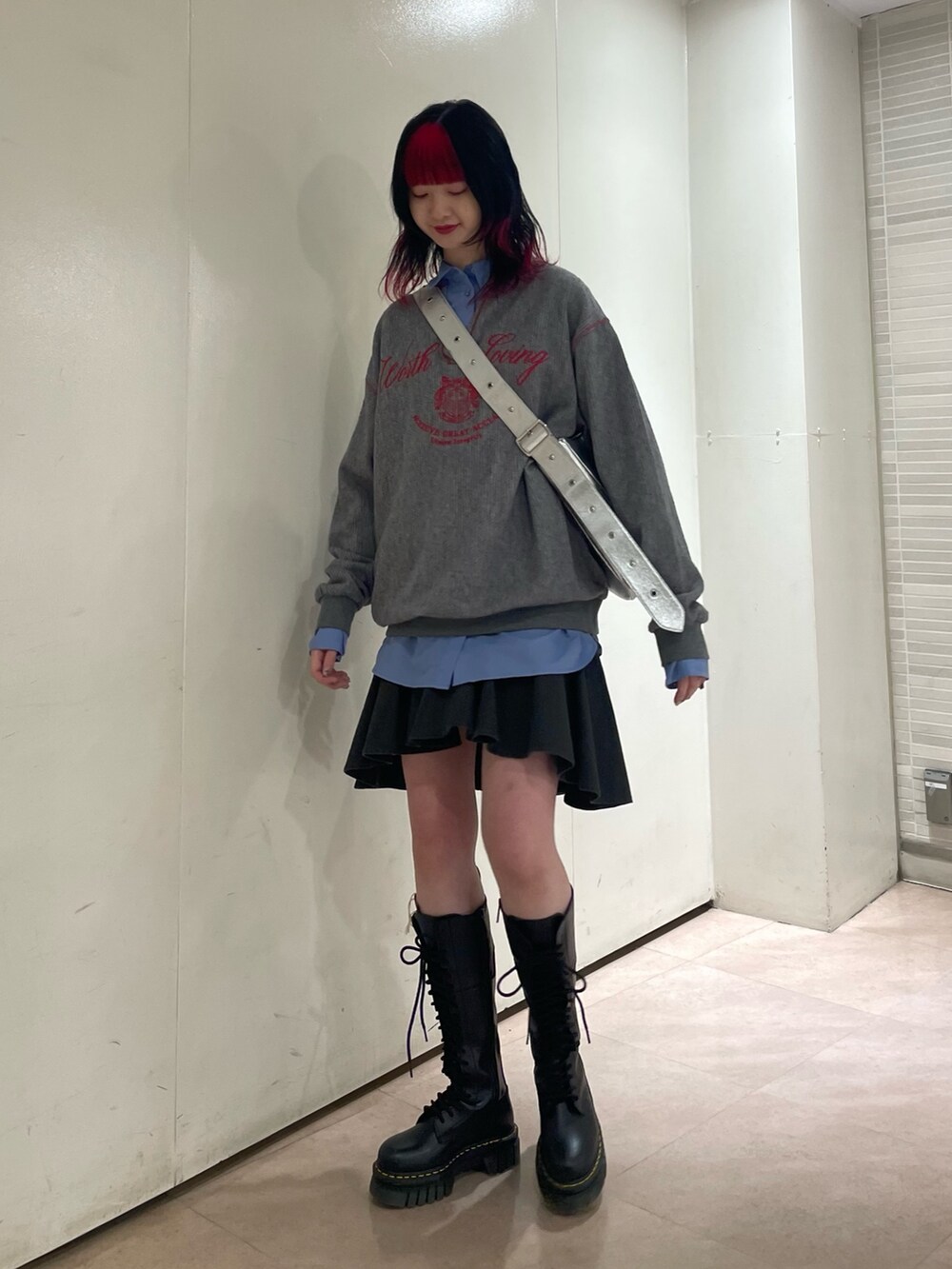 グレー系のTシャツ/カットソー、ブルー系のシャツ/ブラウス、ブラック系のスカートを着用したレディースの冬コーディネートの2枚目の写真