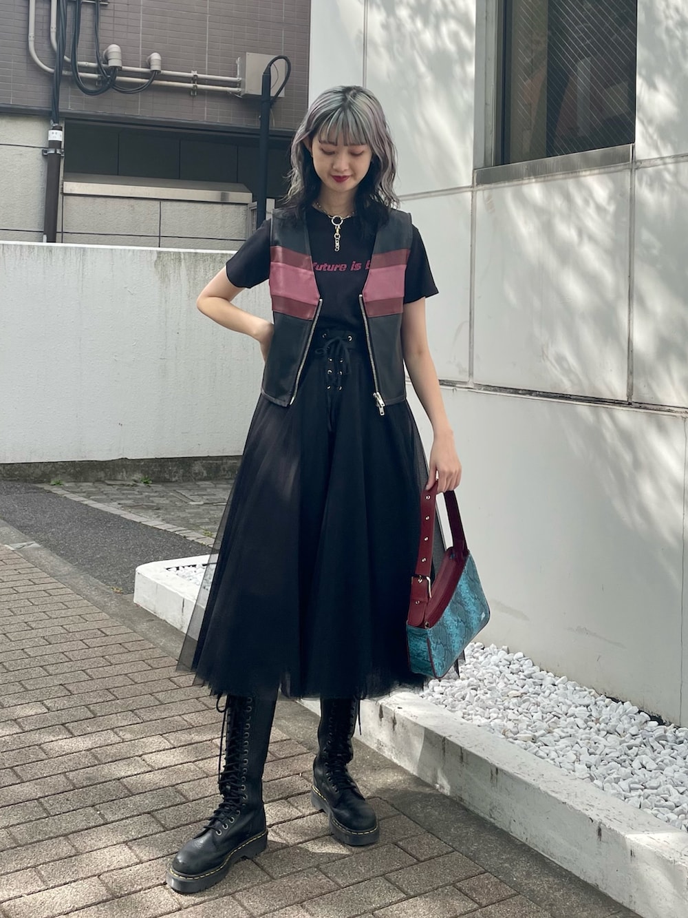 その他のベスト、ブラック系のTシャツ/カットソー、ブラック系のスカートを着用したレディースの春コーディネートの2枚目の写真