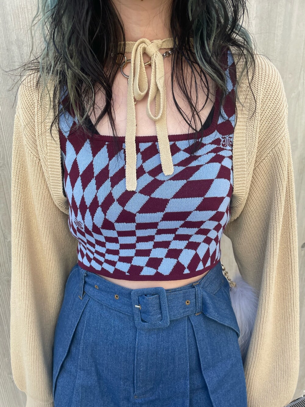 ベージュ系のニット/セーター、ブルー系のその他パンツ、ブラック系のブーツを着用したレディースの冬コーディネートの5枚目の写真