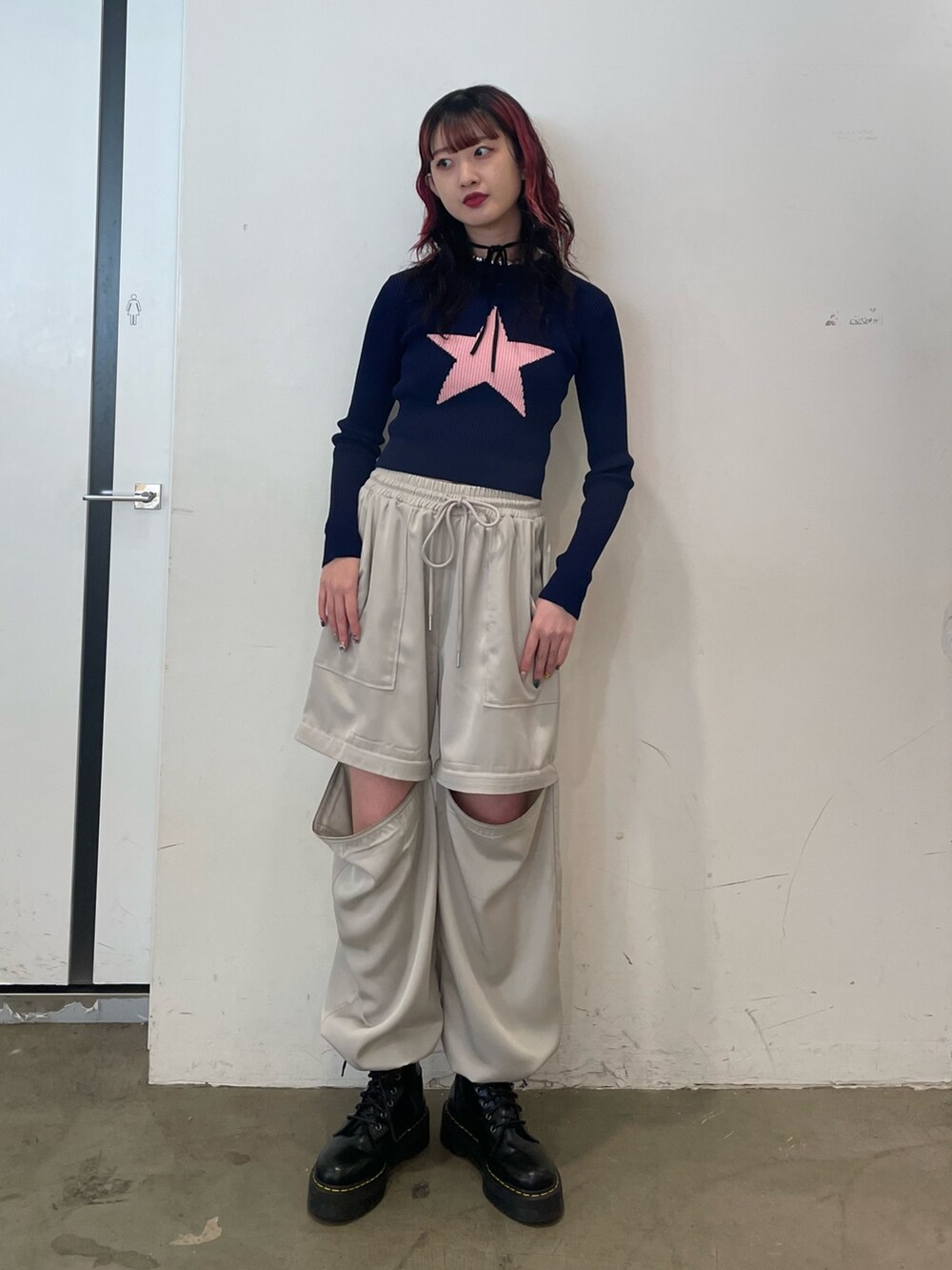 ホワイト系のその他パンツ、ブラック系のその他シューズ、ブルー系のニット/セーターを着用したレディースの春コーディネートの5枚目の写真