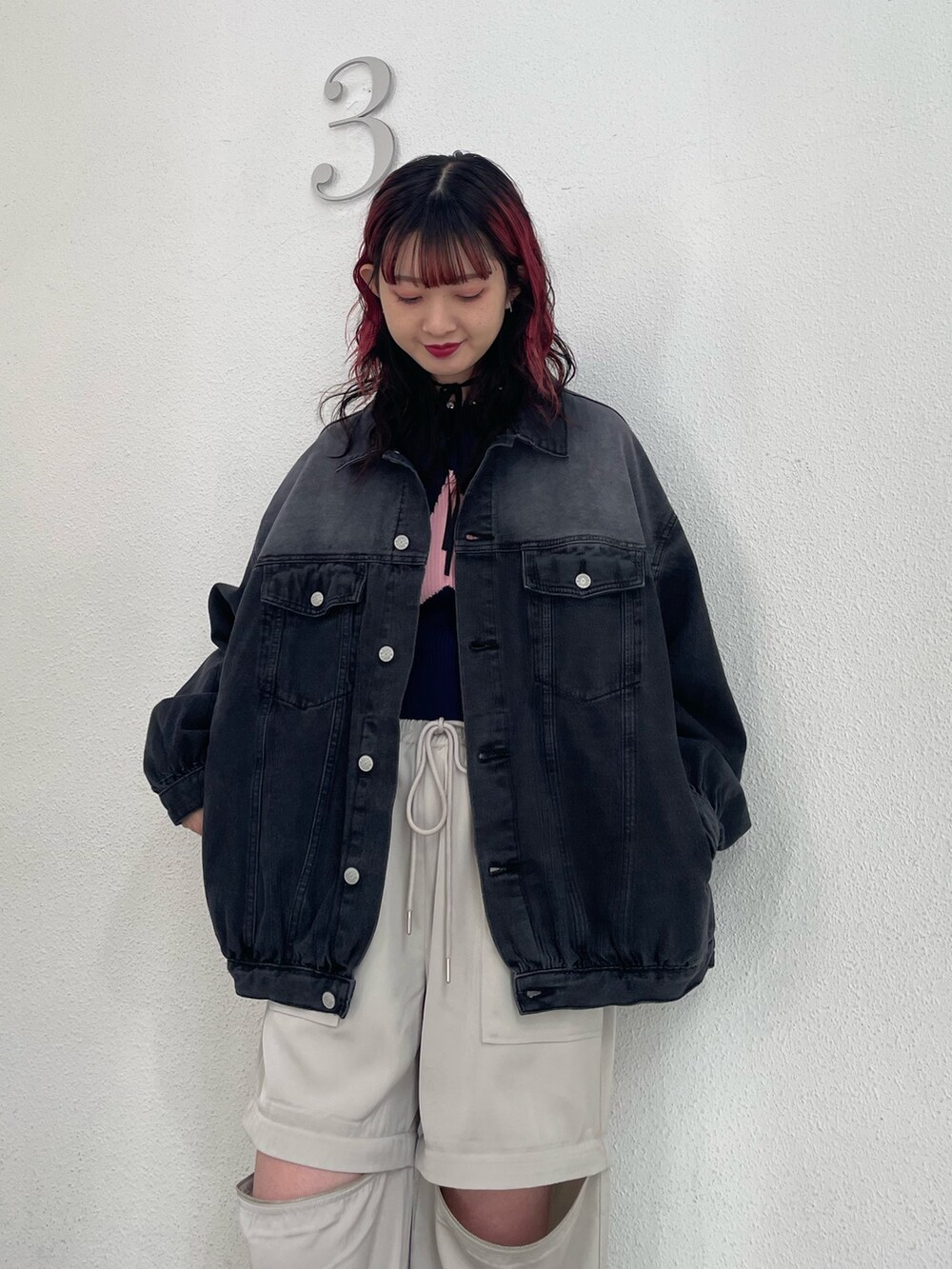 ホワイト系のその他パンツ、ブラック系のその他シューズ、ブルー系のニット/セーターを着用したレディースの春コーディネートの4枚目の写真