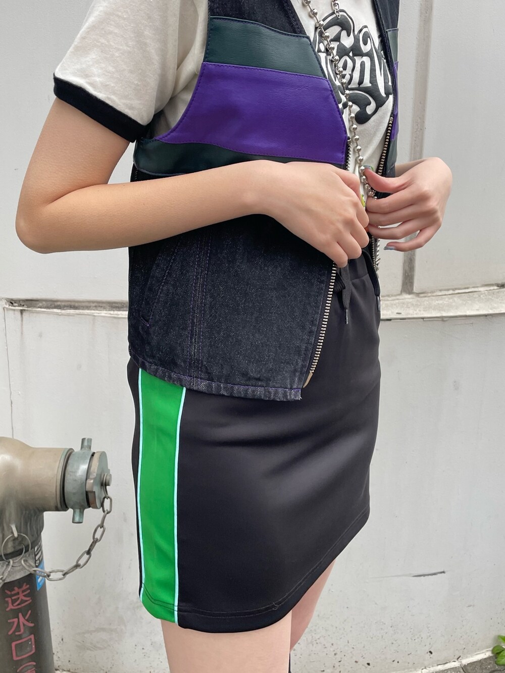 ブラック系のスカート、ブラック系のベスト、ブラック系のボストンバッグを着用したレディースの春コーディネートの7枚目の写真