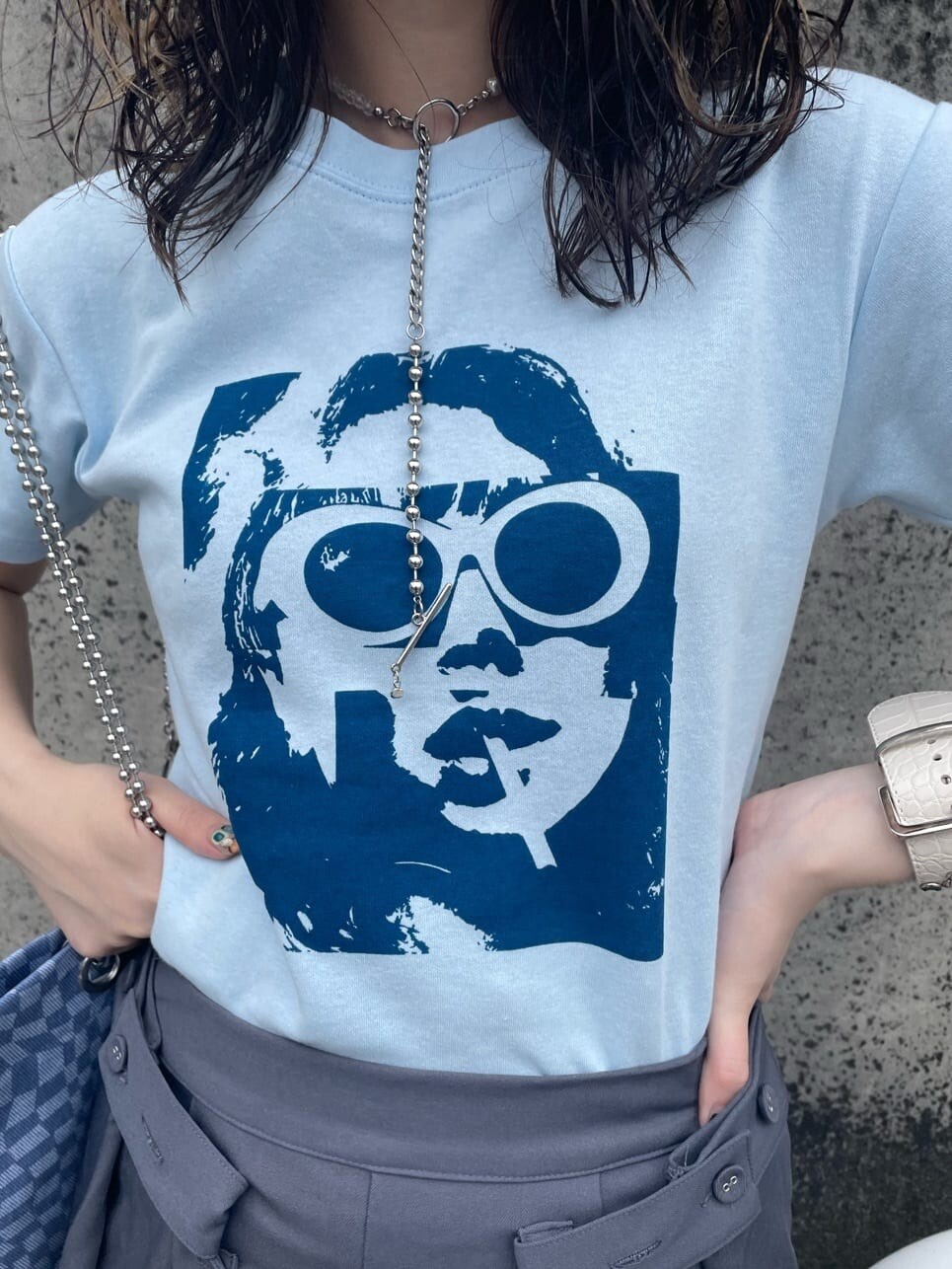 その他のトートバッグ、ブルー系のTシャツ/カットソー、グレー系のその他パンツを着用したレディースの春コーディネートの5枚目の写真