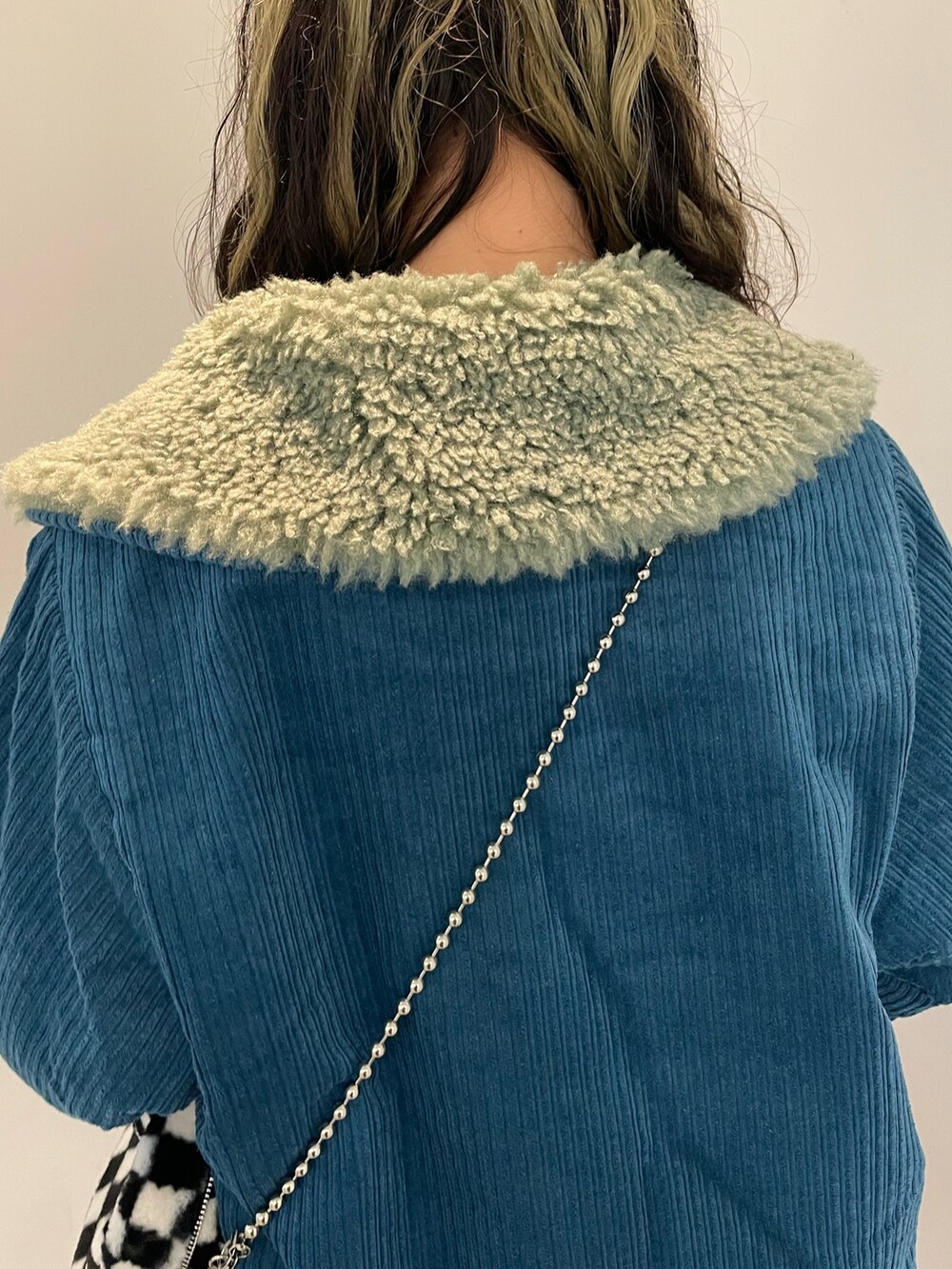 ブラック系のスウェット、ブラック系のボストンバッグ、ブラック系のブーツを着用したレディースの秋コーディネートの7枚目の写真