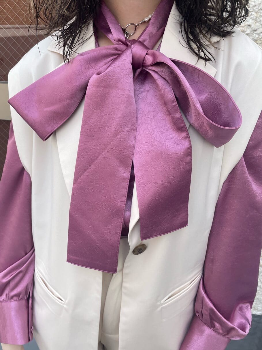 ピンク系のシャツ/ブラウス、ブラック系のブーツ、ホワイト系のベストを着用したレディースの春コーディネートの7枚目の写真