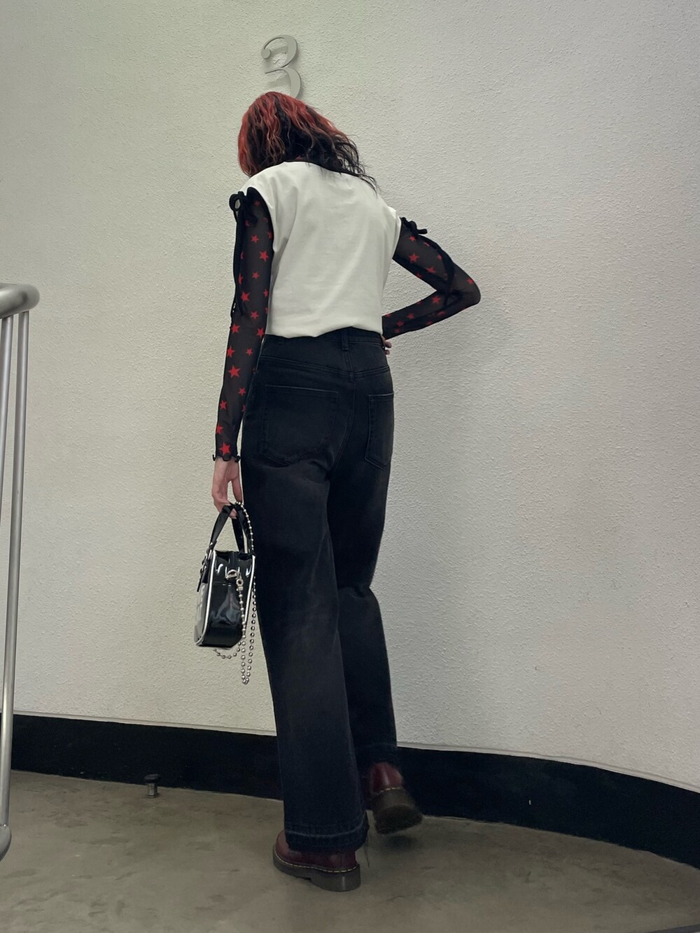 ホワイト系のTシャツ/カットソー、ブラック系のTシャツ/カットソー、ブラック系のデニムパンツを着用したレディースの春コーディネートの3枚目の写真