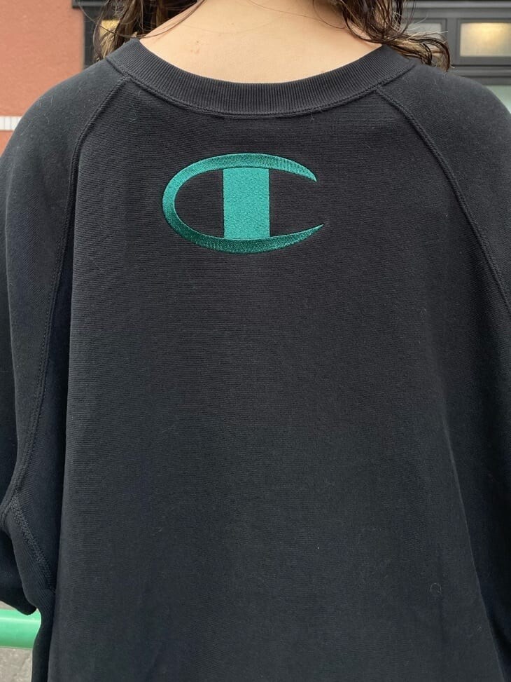 ホワイト系のローファー、グリーン系のその他アウター、ホワイト系のハンドバッグを着用したレディースの秋コーディネートの9枚目の写真