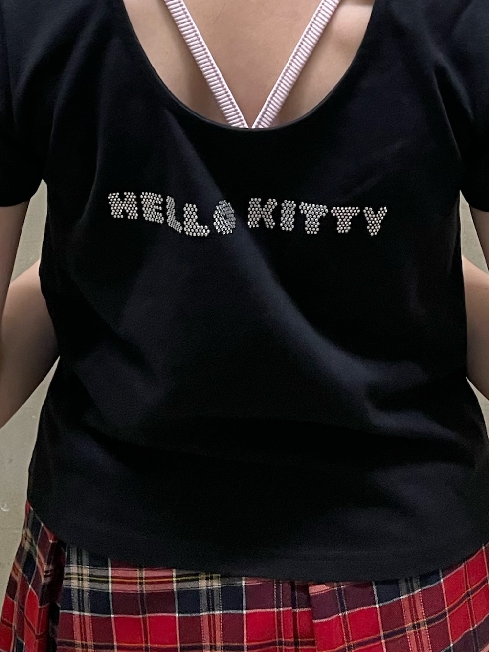 ブラック系のTシャツ/カットソー、レッド系のスカート、ブラック系のブーツを着用したレディースの春コーディネートの7枚目の写真