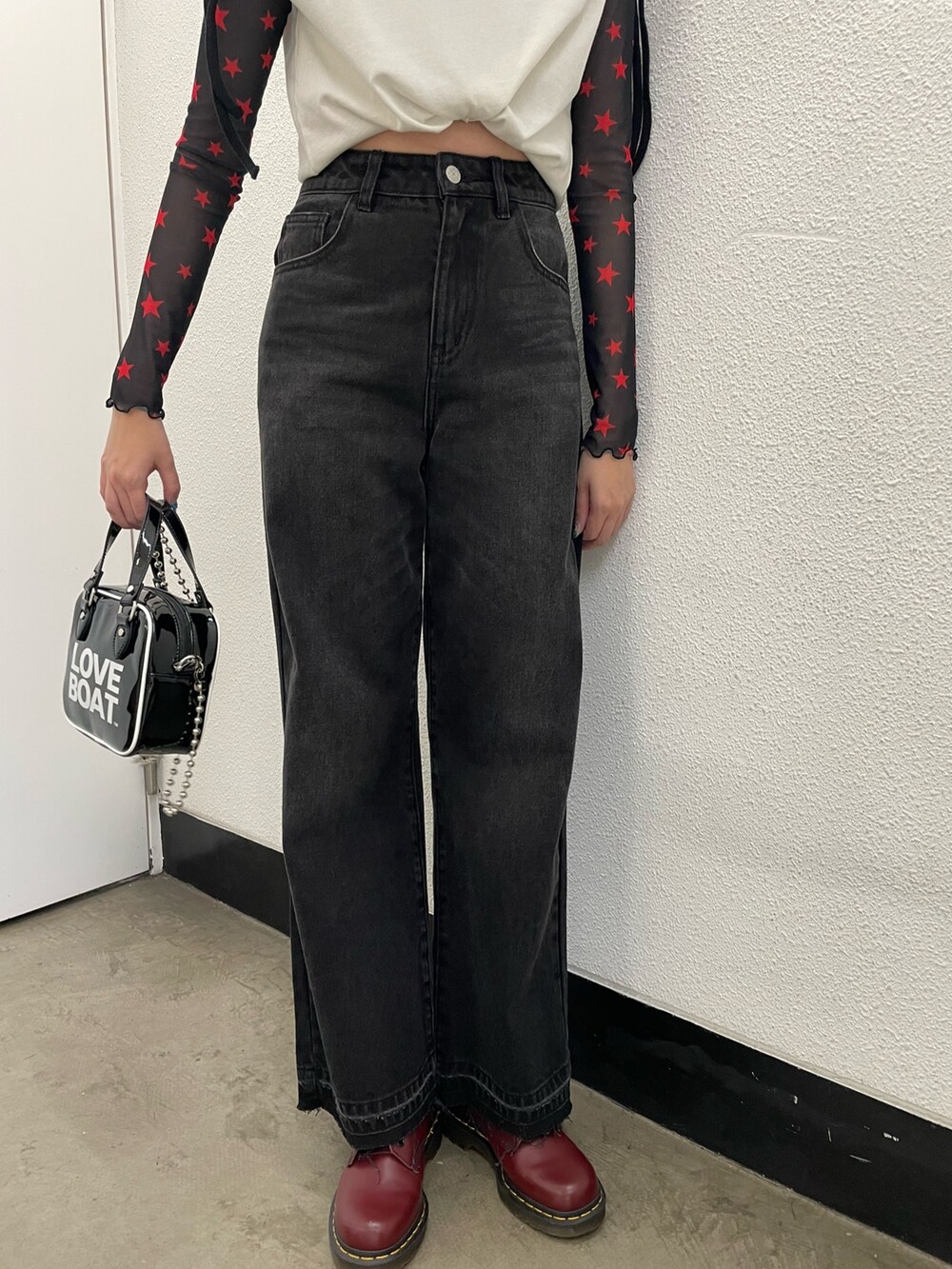 ホワイト系のTシャツ/カットソー、ブラック系のTシャツ/カットソー、ブラック系のデニムパンツを着用したレディースの春コーディネートの7枚目の写真