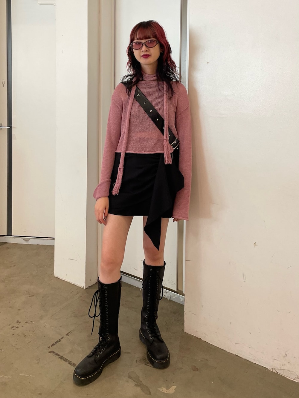 「jouetie、Dr.Martens、グランジコーデ、ストールコーデ、春のNewスタイル、レイヤードスタイル、春カラー、春夏コーデ、24ssトレンド、韓国ファッション、カジュアルコーデ」｜「jouetieのストールシアーニット（ニット/セーター、ピンク系）」を使った、MIYUさん（レディース・168cm）の春コーディネートの2枚目の写真