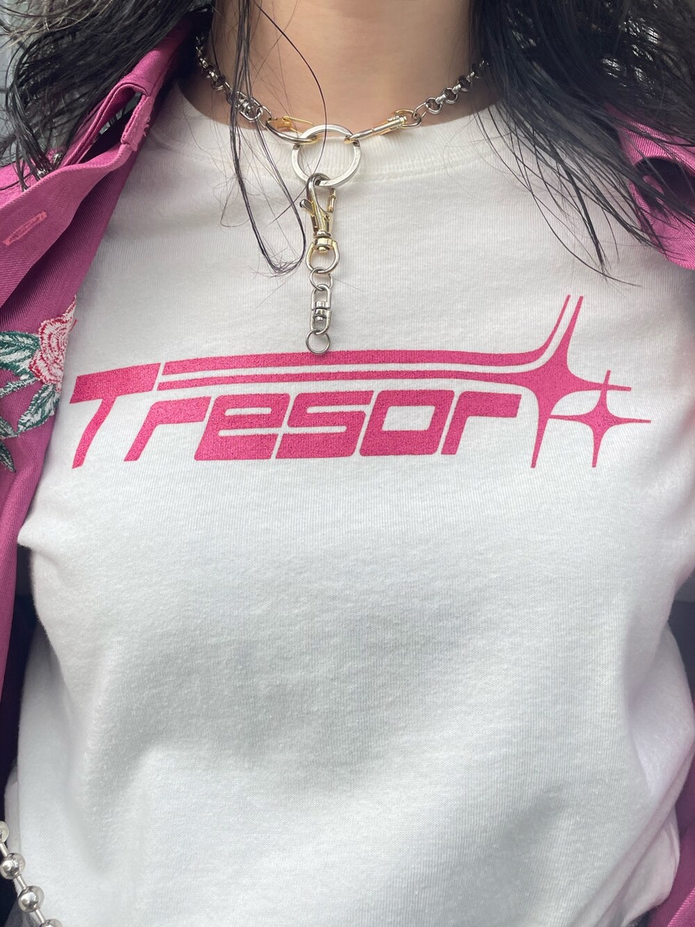 ピンク系のシャツ/ブラウス、ホワイト系のTシャツ/カットソー、ブラック系のデニムパンツを着用したレディースの春コーディネートの6枚目の写真