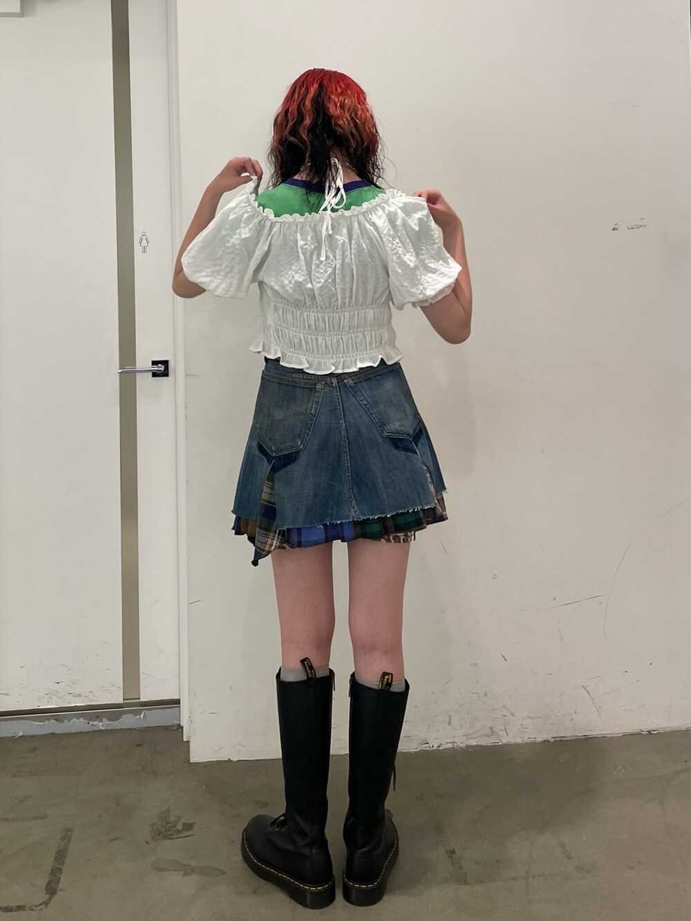 ホワイト系のシャツ/ブラウス、グリーン系のTシャツ/カットソー、ブラック系のブーツを着用したレディースの夏コーディネートの3枚目の写真