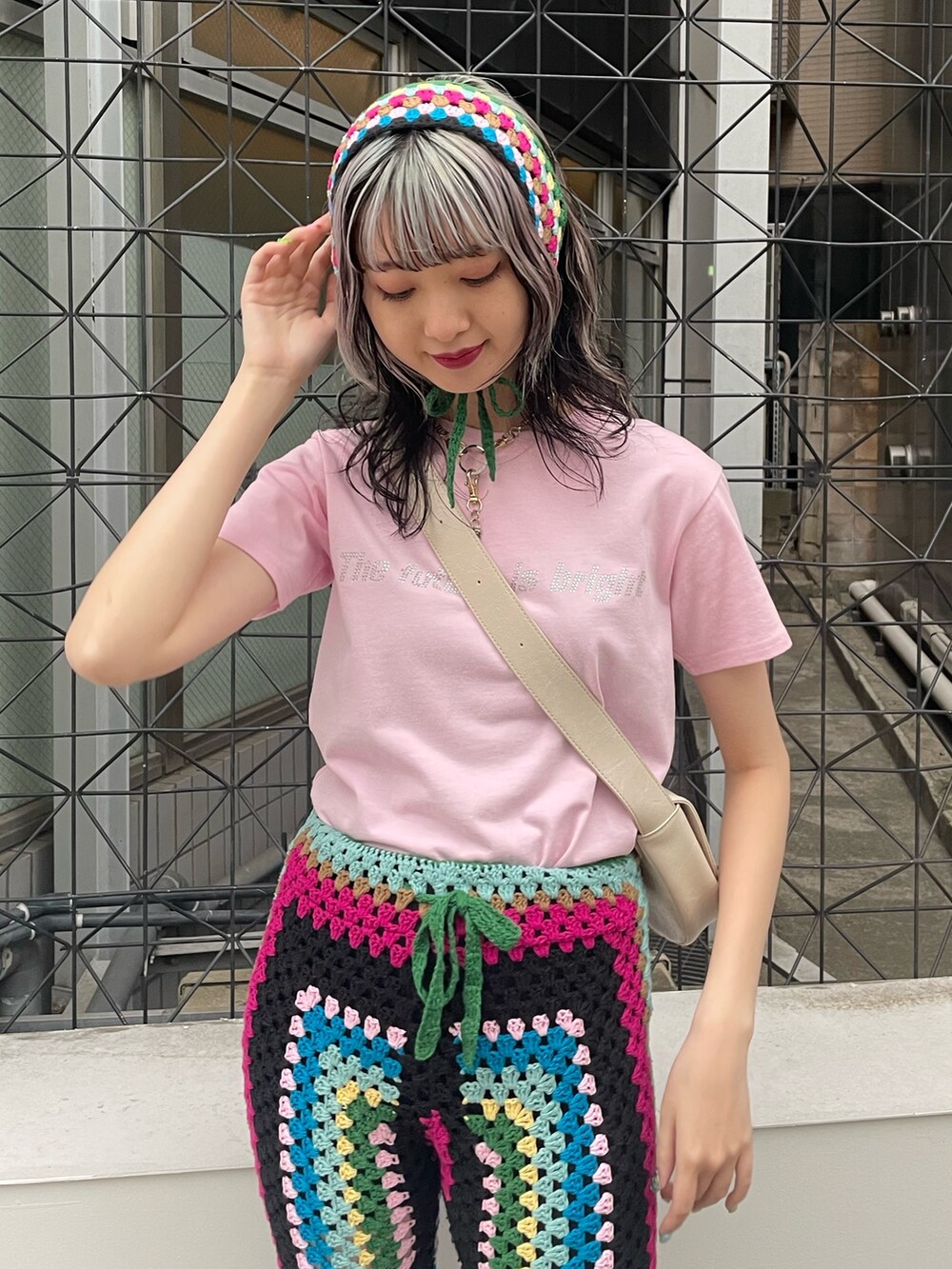 ピンク系のTシャツ/カットソー、ブラック系のその他パンツ、ホワイト系のショルダーバッグを着用したレディースの春コーディネートの3枚目の写真