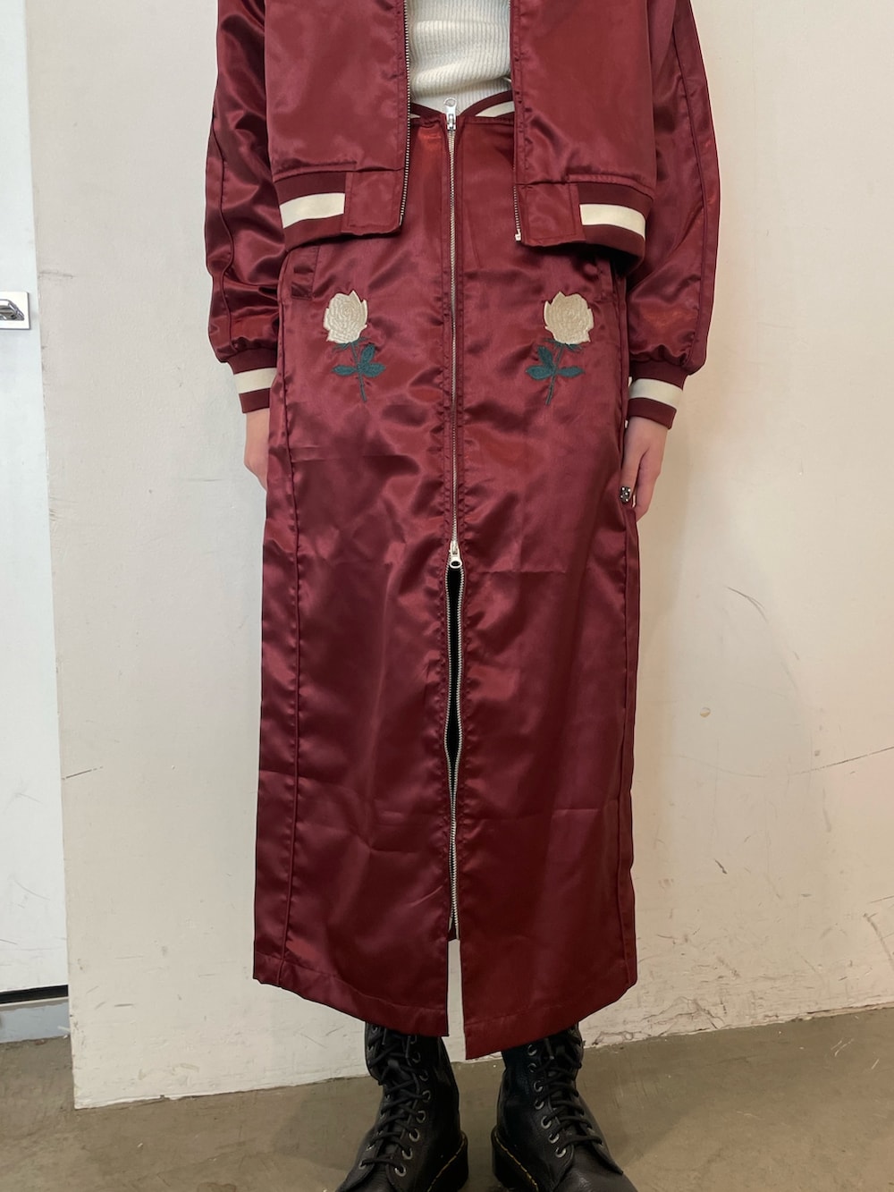 ホワイト系のニット/セーター、レッド系のスカジャン、レッド系のスカートを着用したレディースの春コーディネートの7枚目の写真