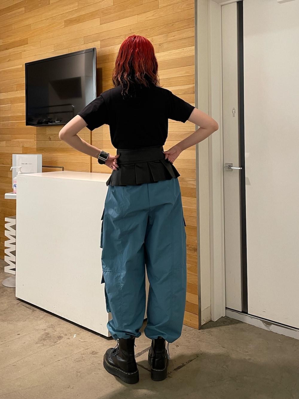 ブラック系のTシャツ/カットソー、ブルー系のカーゴパンツ、ブラック系のその他シューズを着用したレディースの春コーディネートの3枚目の写真