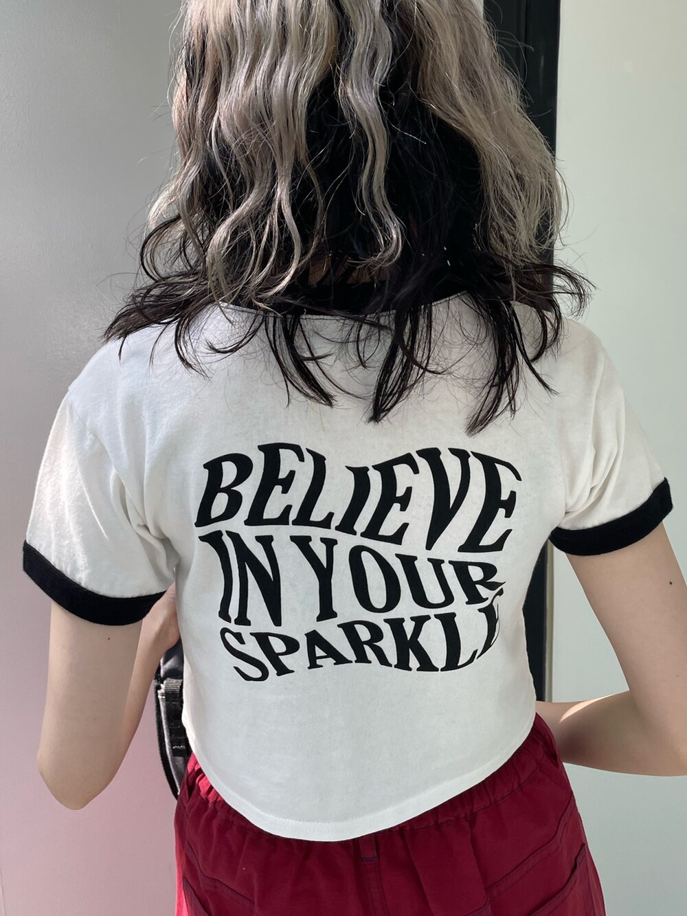 レッド系のその他パンツ、ホワイト系のTシャツ/カットソー、レッド系のサングラスを着用したレディースの春コーディネートの6枚目の写真
