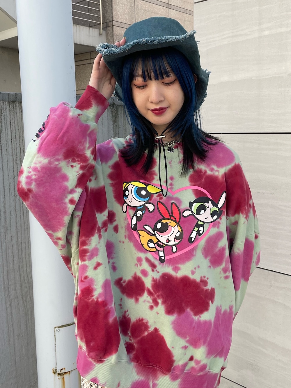 グリーン系のスウェット、ホワイト系のワンピース、ブラック系のブーツを着用したレディースの冬コーディネートの4枚目の写真