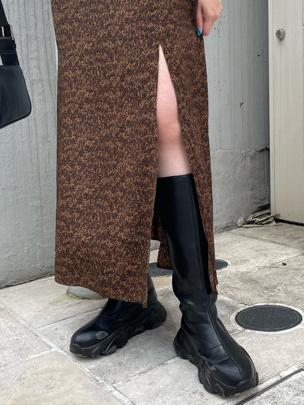 ブラウン系のワンピース、ホワイト系のタンクトップ、ブラック系のハンドバッグを着用したレディースの夏コーディネートの8枚目の写真