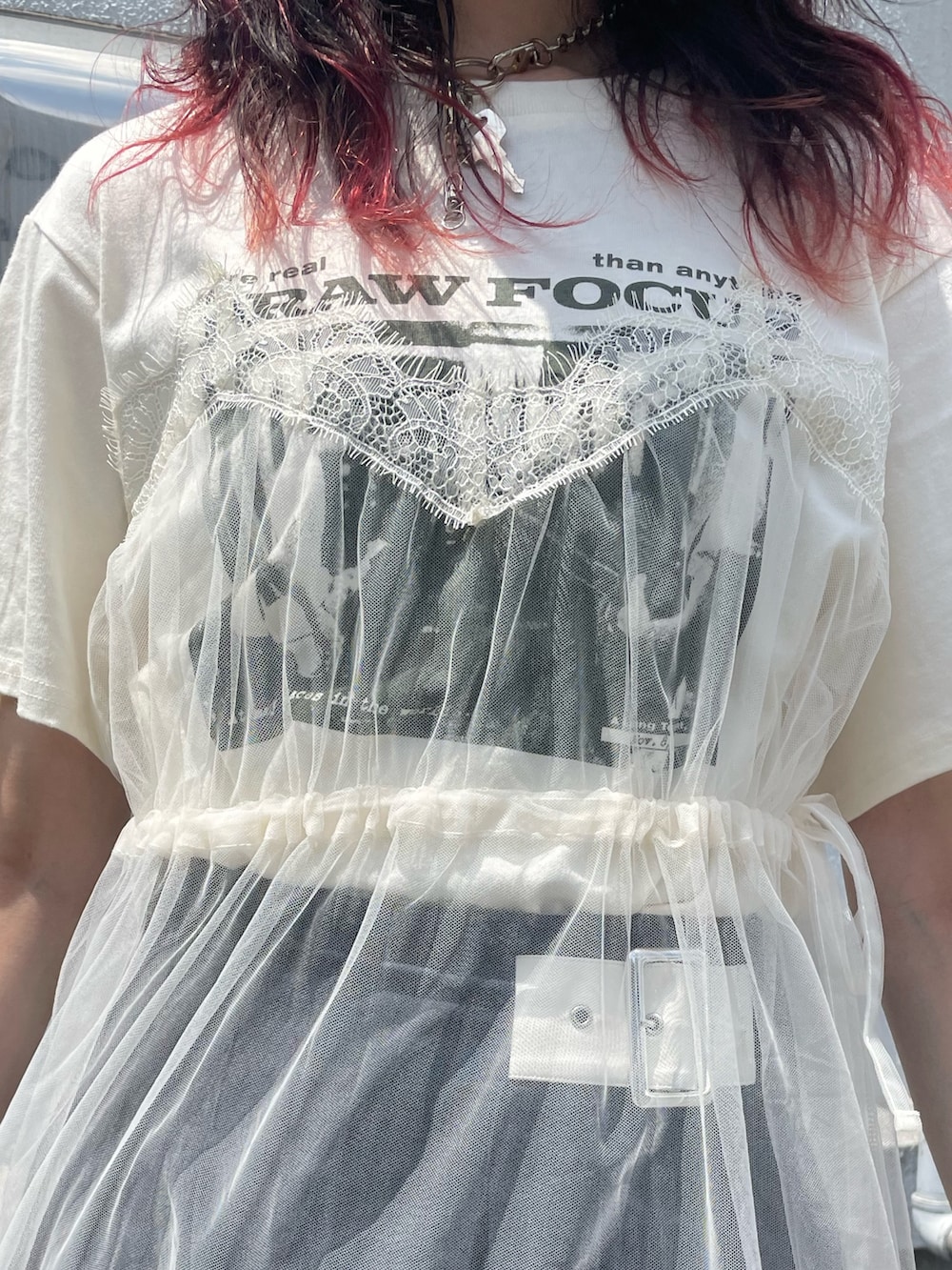 ホワイト系のワンピース、グレー系のスカート、ゴールド系のハンドバッグを着用したレディースの夏コーディネートの6枚目の写真