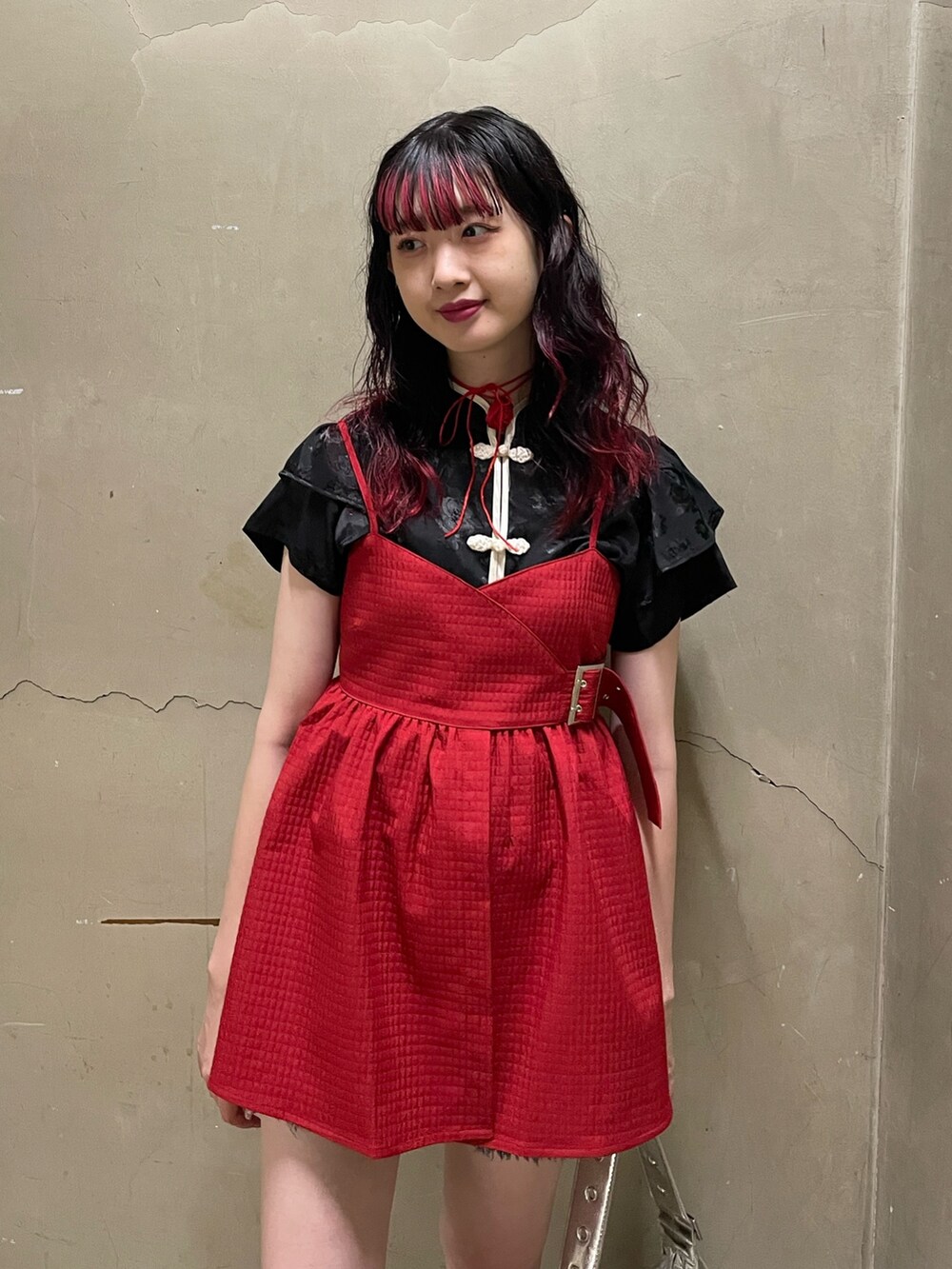 レッド系のキャミソール、ブラック系のシャツ/ブラウス、シルバー系のハンドバッグを着用したレディースの夏コーディネートの4枚目の写真