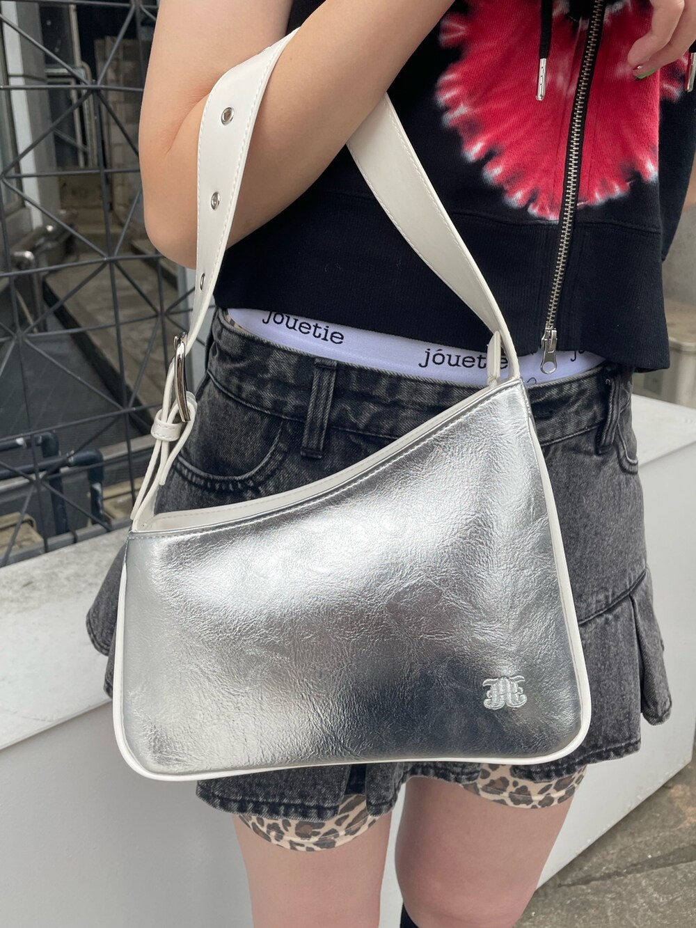 ブラック系のタンクトップ、ブラック系のデニムパンツ、シルバー系のサンダルを着用したレディースの春コーディネートの8枚目の写真