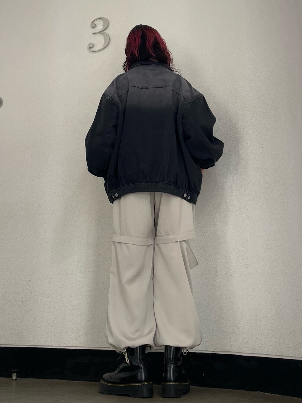 ホワイト系のその他パンツ、ブラック系のその他シューズ、ブルー系のニット/セーターを着用したレディースの春コーディネートの3枚目の写真