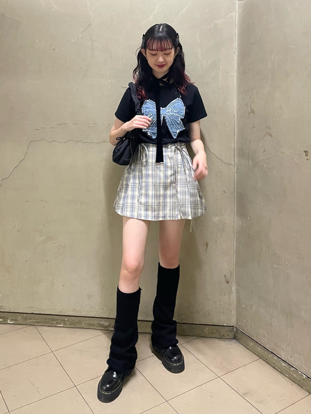 その他のスカート、ブラック系のTシャツ/カットソー、ブラック系のショルダーバッグを着用したレディースの夏コーディネートの2枚目の写真