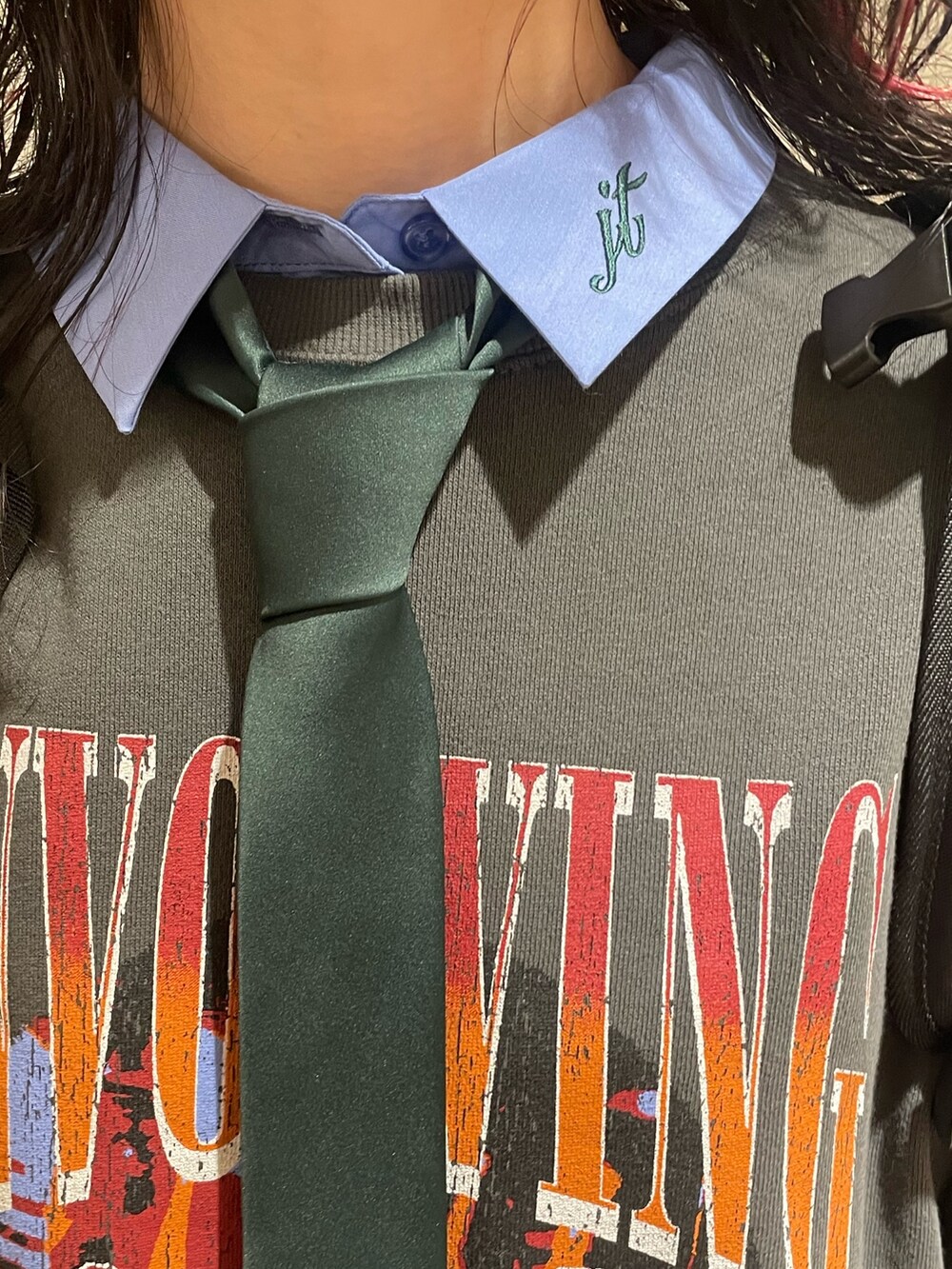 ブルー系のシャツ/ブラウス、グリーン系のネクタイ、ブラック系のスウェットを着用したレディースの秋コーディネートの5枚目の写真