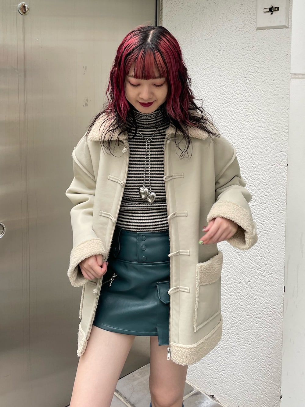 ブルー系のその他パンツ、ブラック系のブーツ、ホワイト系のムートンコートを着用したレディースの秋コーディネートの5枚目の写真