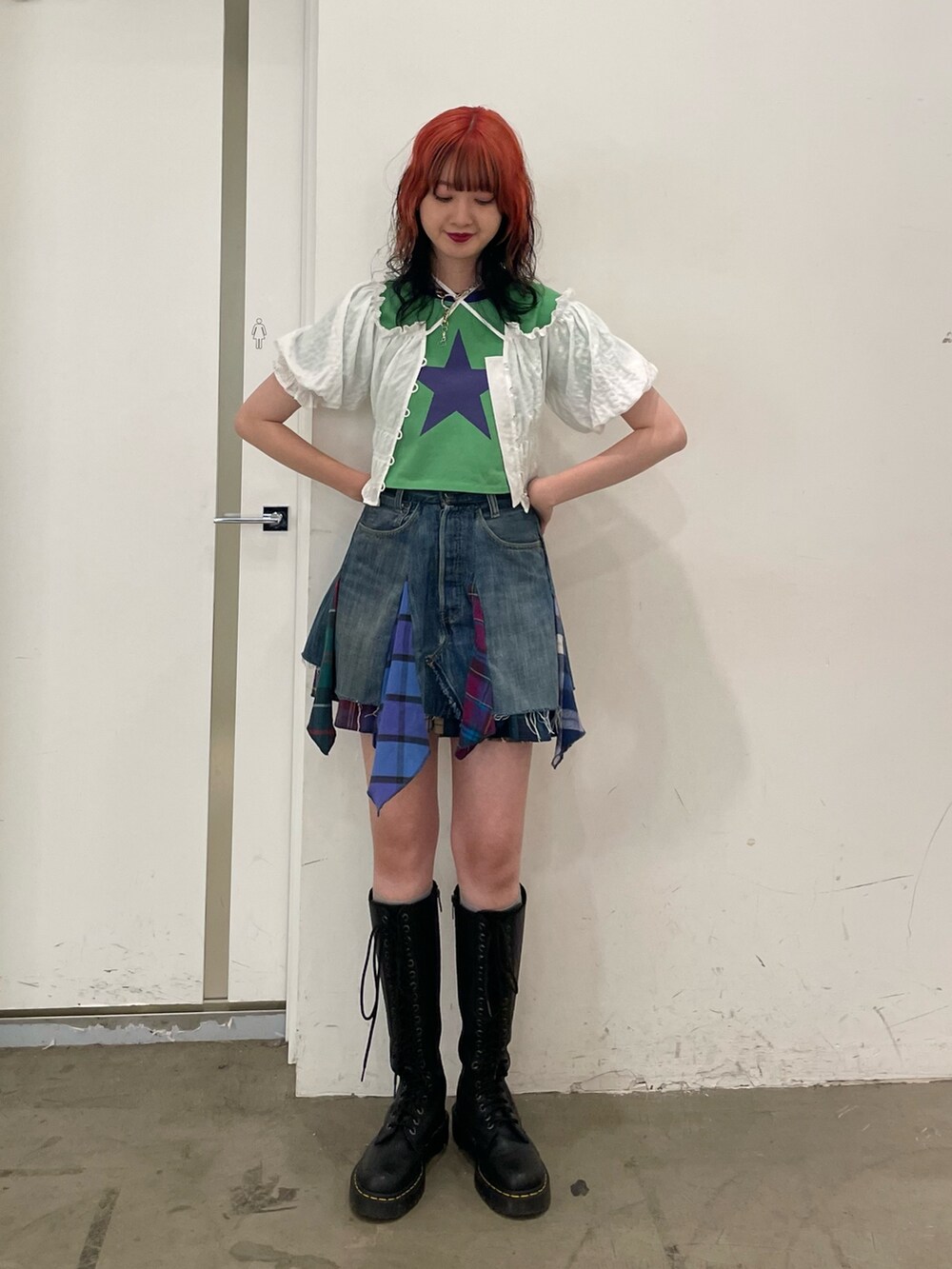 ホワイト系のシャツ/ブラウス、グリーン系のTシャツ/カットソー、ブラック系のブーツを着用したレディースの夏コーディネートの2枚目の写真