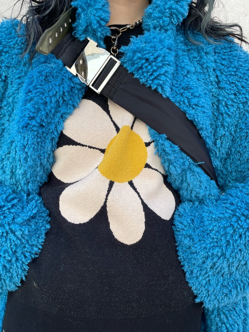ブルー系のその他アウター、グレー系のその他パンツ、ブラック系のニット/セーターを着用したレディースの秋コーディネートの6枚目の写真