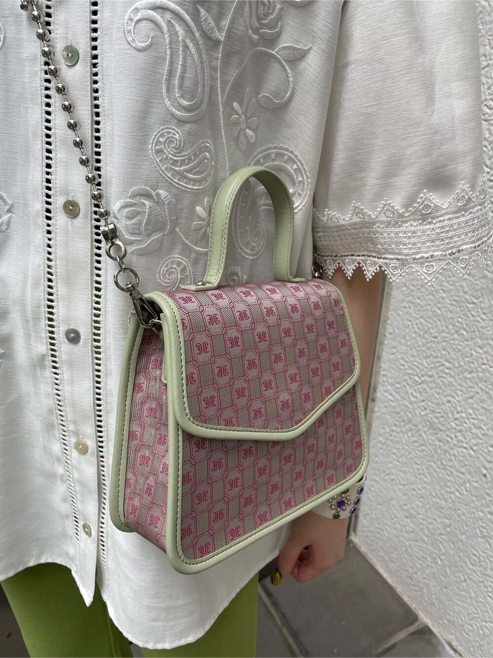 ピンク系のハンドバッグ、グリーン系のその他パンツ、オレンジ系のシャツ/ブラウスを着用したレディースの夏コーディネートの7枚目の写真