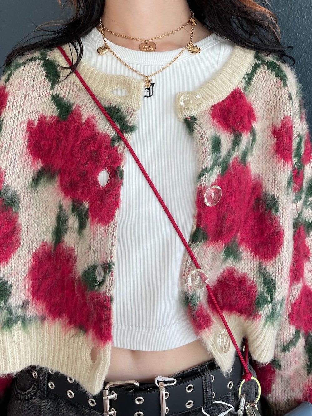 ホワイト系のカーディガン/ボレロ、ホワイト系のタンクトップ、ブラック系のデニムパンツを着用したレディースの夏コーディネートの5枚目の写真