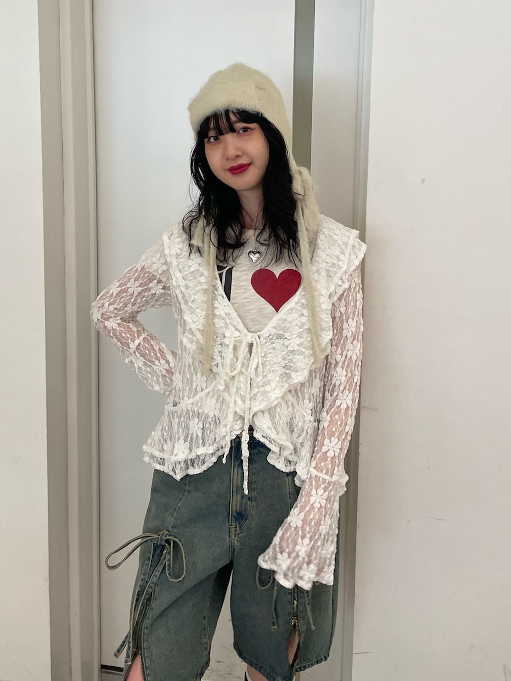 ホワイト系のシャツ/ブラウス、ホワイト系のTシャツ/カットソー、ブルー系のデニムパンツを着用したレディースの春コーディネートの3枚目の写真