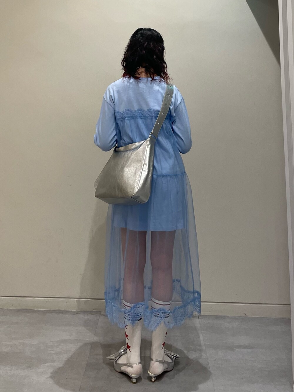 シルバー系のショルダーバッグ、シルバー系のパンプス、ブルー系のワンピースを着用したレディースの春コーディネートの3枚目の写真
